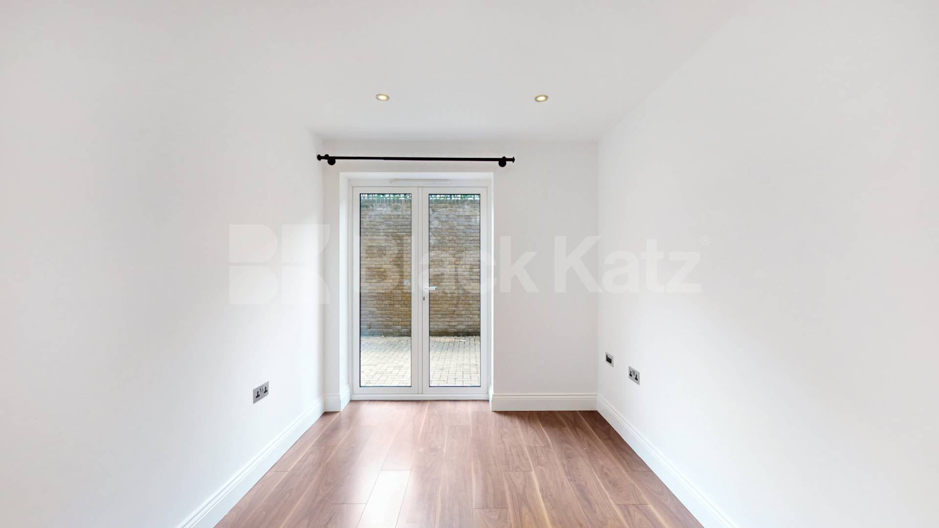 Fantastic 3 bed 2 bath within a private secure development mins to shops Huguenot Drive, Palmers Green